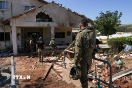 Ngôi nhà bị hư hại sau vụ tấn công tên lửa tại Moshav Kfar Yuval, miền bắc Israel. (Ảnh: THX/TTXVN)