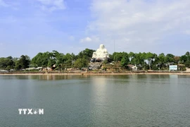 Tượng Phật Di Lặc trên Núi Cấm. (Ảnh: Thanh Sang/TTXVN)