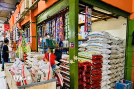 Một cửa hàng gạo tại chợ Santa ở Jakarta, Indonesia. (Ảnh: Đỗ Quyên/TTXVN)