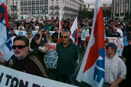 Người lao động Hy Lạp đình công phản đối quy định cho phép kéo dài ca làm việc lên tới 13 giờ mỗi ngày. (Nguồn: AP)