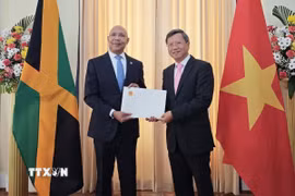 Đại sứ Việt Nam Lê Quang Long trình Quốc thư lên Toàn quyền Jamaica Patrick Allen. (Ảnh: TTXVN phát)