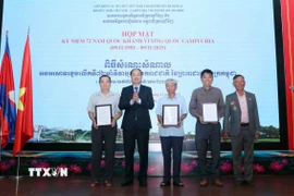 Trung tướng Nguyễn Văn Nam (thứ 2, từ trái sang), Chủ tịch Hội hữu nghị Việt Nam-Campuchia Thành phố Hồ Chí Minh, trao quyết định kiện toàn Chi hội trực thuộc Hội. (Ảnh: Xuân Khu/TTXVN)