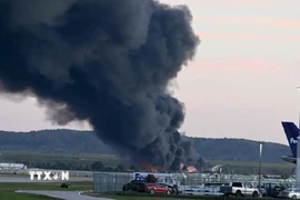 Khói bốc lên tại hiện trường vụ rơi máy bay chở hàng ở sân bay quốc tế Louisville Muhammad Ali, bang Kentucky (Mỹ). (Ảnh: Getty Images/TTXVN)
