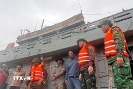 Bộ đội biên phòng Gia Lai vận động ngư dân lên bờ tránh trú bão. (Ảnh: TTXVN phát)