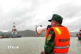 Bộ đội biên phòng Gia Lai kêu gọi tàu thuyền và ngư dân vào bờ tránh trú bão. (Ảnh: TTXVN phát)