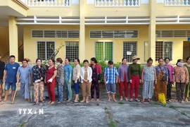 Các đối tượng tham gia đánh bạc tại xã Lấp Vò, tỉnh Đồng Tháp. (Ảnh: TTXVN phát)