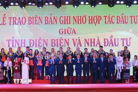 Lãnh đạo tỉnh Điện Biên trao các quyết định chủ trương đầu tư cho các doanh nghiệp. (Ảnh: Trung Kiên/TTXVN)