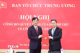 Đồng chí Nguyễn Duy Ngọc, Ủy viên Bộ Chính trị, Bí thư Trung ương Đảng, Trưởng Ban Tổ chức Trung ương, trao Quyết định của Ban Bí thư cho đồng chí Hà Minh Hải. (Ảnh: Phương Hoa/TTXVN)