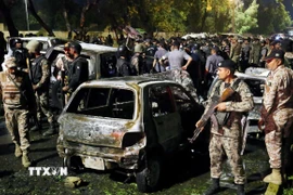 Hiện trường một vụ nổ bom ở Pakistan. (Ảnh: THX/TTXVN)