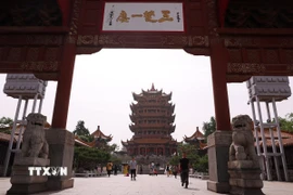 Hoàng Hạc Lâu thu hút rất đông du khách đến tham quan. (Ảnh: Văn Điệp/TTXVN)