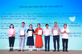 Đại diện nhóm tác giả TTXVN (thứ 2 bên trái) nhận giải. (Ảnh: PV/Vietnam+)