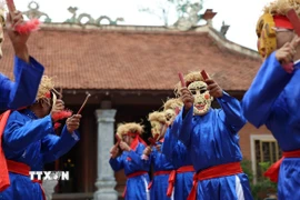 Múa Xuân Phả còn có tên gọi "Ngũ quốc lân bang đồ cống tiến" là tổ hợp của 5 trò diễn mô tả cảnh năm phương đến chầu, trình diễn những tiết mục đặc sắc nhất chúc mừng Hoàng đế nước Việt xưa. (Ảnh: Thanh Tùng/TTXVN)