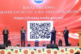Thủ tướng Phạm Minh Chính và lãnh đạo Bộ Ngoại giao khai trương Cơ sở dữ liệu về Điều ước quốc tế. (Ảnh: Dương Giang/TTXVN)