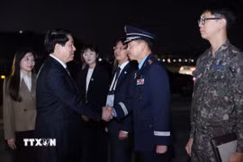 Tiễn Chủ tịch nước Lương Cường tại sân bay Gimhae, kết thúc tốt đẹp chuyến tham dự Tuần lễ Cấp cao APEC lần thứ 32 và làm việc song phương tại Hàn Quốc. (Ảnh: Lâm Khánh/TTXVN)