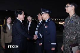 Tiễn Chủ tịch nước Lương Cường tại sân bay Gimhae, kết thúc tốt đẹp chuyến tham dự Tuần lễ Cấp cao APEC lần thứ 32 và làm việc song phương tại Hàn Quốc. (Ảnh: Lâm Khánh/TTXVN)