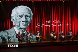 Buổi diễn tái hiện những tác phẩm vọng cổ kinh điển và trích đoạn cải lương nổi tiếng gắn liền với tên tuổi soạn giả Viễn Châu. (Ảnh: Huỳnh Sơn/TTXVN)