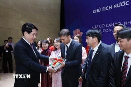 Chủ tịch nước Lương Cường tặng sách cho đại diện Cộng đồng người Việt Nam tại Đông Nam Hàn Quốc. (Ảnh: Lâm Khánh/TTXVN)