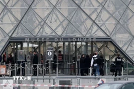 Cảnh sát được triển khai tại Bảo tàng Louvre ở Paris, sau vụ trộm gây chấn động nước Pháp. (Ảnh: Reuters/TTXVN)