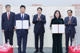 Chủ tịch nước Lương Cường chứng kiến lễ trao văn kiện hợp tác giữa Quỹ Giao lưu quốc tế Hàn Quốc và Bảo tàng Dân tộc học Việt Nam. (Ảnh: Lâm Khánh/TTXVN)