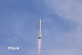 Tên lửa đẩy Trường Chinh-2F mang theo tàu Thần Châu-20 được phóng từ Trung tâm phóng vệ tinh Tửu Tuyền ở Tây Bắc Trung Quốc ngày 24/4. (Ảnh: THX/TTXVN)