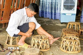 Người nghệ nhân say mê với nghề truyền thống. (Ảnh: TTXVN phát)