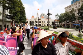 Khách quốc tế tham quan trung tâm Thành phố Hồ Chí Minh bằng xe bus hai tầng. (Ảnh: Hồng Đạt/TTXVN)