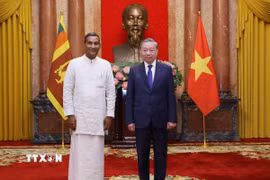 Tổng Bí thư, Chủ tịch nước Tô Lâm và Đại sứ Sri Lanka tại Việt Nam Poshitha Perera chụp ảnh chung. (Ảnh: Lâm Khánh/TTXVN)