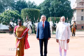 Tổng thống Droupadi Murmu và Thủ tướng Narendra Modi đồng chủ trì Lễ đón trọng thể Tổng Bí thư, Chủ tịch nước Tô Lâm thăm cấp Nhà nước tới Cộng hòa Ấn Độ. (Ảnh: Thống Nhất/TTXVN)