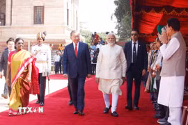 Tổng thống Droupadi Murmu và Thủ tướng Narendra Modi đồng chủ trì Lễ đón trọng thể Tổng Bí thư, Chủ tịch nước Tô Lâm thăm cấp Nhà nước tới Cộng hòa Ấn Độ. (Ảnh: Thống Nhất/TTXVN)