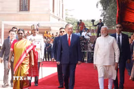 Tổng thống Droupadi Murmu và Thủ tướng Narendra Modi đồng chủ trì Lễ đón trọng thể Tổng Bí thư, Chủ tịch nước Tô Lâm thăm cấp Nhà nước tới Cộng hòa Ấn Độ. (Ảnh: Thống Nhất/TTXVN)