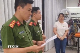Cơ quan Công an tiến hành khám xét khẩn cấp chỗ ở và địa điểm livestream bán hàng, kho hàng của đối tượng Nguyễn Thị Thu Hường. (Ảnh: TTXVN phát)