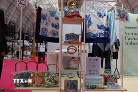 Một góc trưng bày các sản phẩm thời trang của Việt Nam tại Hội chợ Source Fashion London. (Ảnh: Hữu Tiến/TTXVN)
