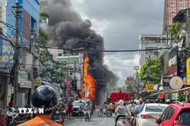 Vụ cháy cửa hàng điện thoại trên đường Xô Viết Nghệ Tĩnh, phường Ninh Kiều, thành phố Cần Thơ sáng 10/7. (Ảnh: TTXVN phát)