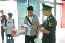 Lực lượng Bộ đội Biên phòng phổ biến pháp luật cho du khách trước khi nhập cảnh vào Việt Nam. (Ảnh minh họa. Nguồn: Quang Duy/TTXVN)