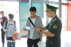 Lực lượng Bộ đội Biên phòng phổ biến pháp luật cho du khách trước khi nhập cảnh vào Việt Nam. (Ảnh minh họa. Nguồn: Quang Duy/TTXVN)