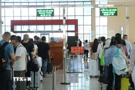 Hành khách xếp hàng làm thủ tục xuất nhập cảnh tại cửa khẩu Quốc tế Hữu Nghị (Lạng Sơn) theo quy định. (Ảnh: Quang Duy/TTXVN)