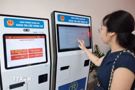 Người dân lấy số làm thủ tục hành chính tại bộ phận phục vụ hành chính công của UBND phường Hoàng Mai, Hà Nội. (Ảnh: Trần Việt/TTXVN)