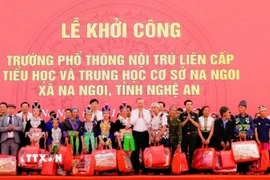 Tổng Bí thư Tô Lâm tặng quà cho các gia đình khó khăn, gia đình chính sách xã Na Ngoi. (Ảnh: Trịnh Duy Hưng/TTXVN)