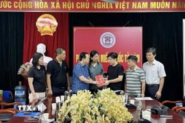 Lãnh đạo Ủy ban Mặt trận Tổ quốc Việt Nam thành phố Hà Nội thăm hỏi, động viên và trao hỗ trợ cho gia đình nạn nhân. (Ảnh: Minh Nghĩa/TTXVN)
