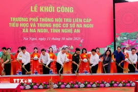 Tổng Bí thư Tô Lâm cùng các đại biểu thực hiện nghi thức khởi công xây dựng Trường Phổ thông nội trú liên cấp Na Ngoi. (Ảnh: Trịnh Duy Hưng/TTXVN)