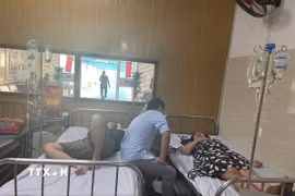 Các bệnh nhân nghi bị ngộ độc sau khi ăn bánh mỳ nằm điều trị tại Bệnh viện Đa khoa Vũng Tàu. (Ảnh: Hoàng Nhị/TTXVN)