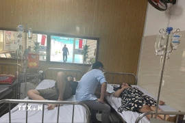 Các bệnh nhân nghi bị ngộ độc sau khi ăn bánh mỳ nằm điều trị tại Bệnh viên Đa khoa Vũng Tàu. (Ảnh: Hoàng Nhị/TTXVN)