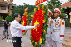 Chủ tịch Quốc hội Trần Thanh Mẫn dâng hoa, dâng hương tại Đền Tưởng niệm Liệt sỹ Bến Dược. (Ảnh: Doãn Tấn/TTXVN)