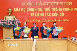 Bí thư Đảng ủy Chính phủ, Thủ tướng Chính phủ Phạm Minh Chính trao Quyết định của Bộ Chính trị và Thủ tướng Chính phủ về công tác cán bộ. (Ảnh: Dương Giang/TTXVN)
