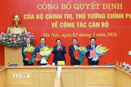 Bí thư Đảng ủy Chính phủ, Thủ tướng Chính phủ Phạm Minh Chính trao Quyết định của Bộ Chính trị và Thủ tướng Chính phủ về công tác cán bộ. (Ảnh: Dương Giang/TTXVN)
