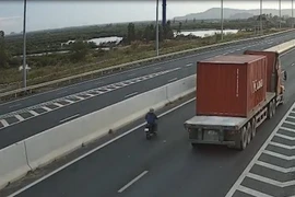 Một người dân điều khiển xe máy đi vào cao tốc Hạ Long-Hải Phòng. (Ảnh: Cơ quan chức năng cung cấp)