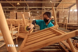 Sản xuất ghế xuất khẩu. (Ảnh: Tuấn Anh/TTXVN)