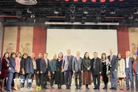 Các diễn giả tham dự tọa đàm “Điện ảnh Việt Nam và Pháp: Cơ hội hợp tác.” (Ảnh: Hữu Chiến/TTXVN)