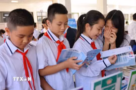 Các em học sinh Hà Nội đọc sách trong lễ phát động Tuần lễ hưởng ứng học tập suốt đời năm 2024. (Ảnh: Thanh Tùng/TTXVN)