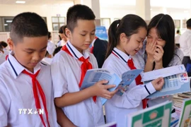 Các em học sinh Hà Nội đọc sách trong lễ phát động Tuần lễ hưởng ứng học tập suốt đời năm 2024. (Ảnh: Thanh Tùng/TTXVN)